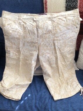 Gloria Vanderbilt White and Beige Floral Capris.